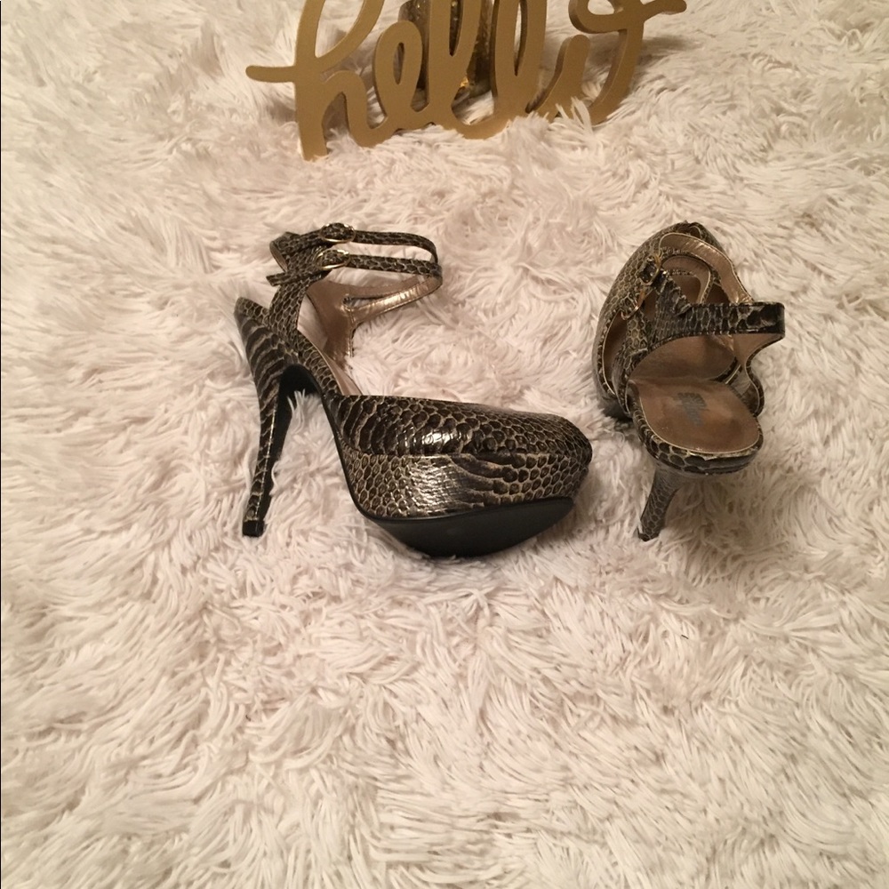 Heels - Picture 3 of 3